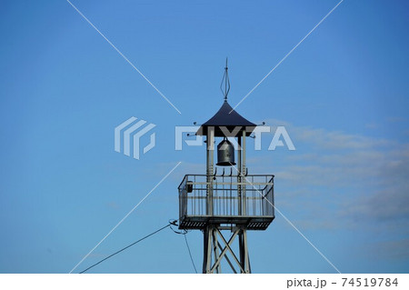 田舎の消防団を招集する火の見櫓の上に設けられた半鐘 田舎の消防団を招集する火の見櫓の上に設けられた半鐘 74519784