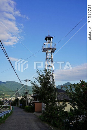 田舎の消防団を招集する火の見櫓の上に設けられた半鐘 田舎の消防団を招集する火の見櫓の上に設けられた半鐘 74519785