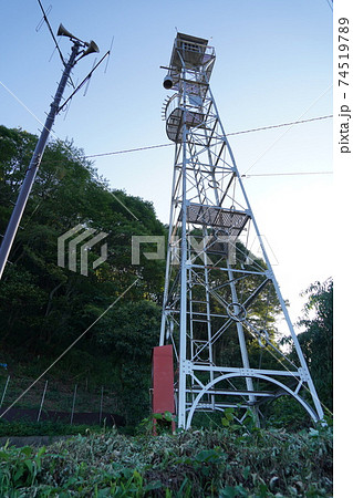 田舎の消防団を招集する火の見櫓の上に設けられた半鐘 田舎の消防団を招集する火の見櫓の上に設けられた半鐘 74519789