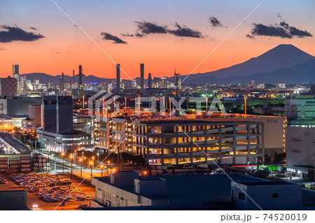 《神奈川県》京浜工業地帯の工場夜景・川崎市扇島 《神奈川県》京浜工業地帯の工場夜景・川崎市扇島 74520019