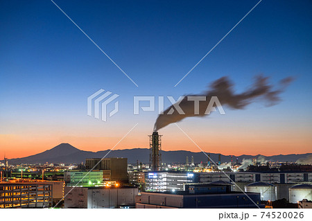 《神奈川県》京浜工業地帯の工場夜景・川崎市扇島 《神奈川県》京浜工業地帯の工場夜景・川崎市扇島 74520026