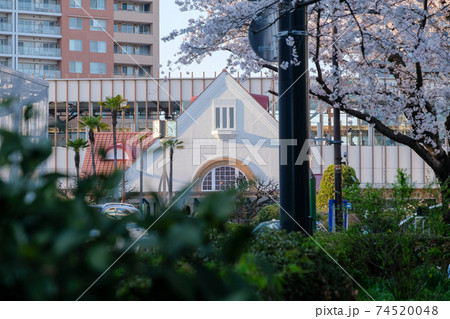 東京都　春　国立市　国立駅南口　旧駅舎 74520048