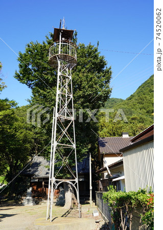 田舎の消防団を招集する火の見櫓の上に設けられた半鐘の写真素材 [74520062] - PIXTA