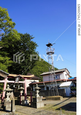 田舎の消防団を招集する火の見櫓の上に設けられた半鐘 田舎の消防団を招集する火の見櫓の上に設けられた半鐘 74520065