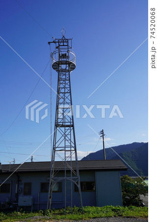 田舎の消防団を招集する火の見櫓の上に設けられた半鐘 74520068