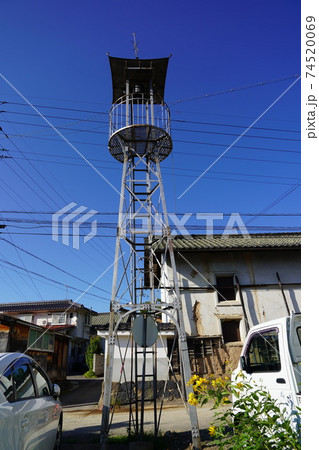田舎の消防団を招集する火の見櫓の上に設けられた半鐘 田舎の消防団を招集する火の見櫓の上に設けられた半鐘 74520069