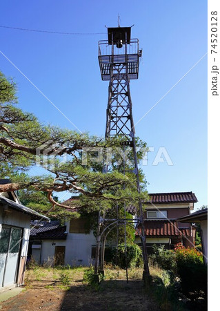 田舎の消防団を招集する火の見櫓の上に設けられた半鐘 田舎の消防団を招集する火の見櫓の上に設けられた半鐘 74520128