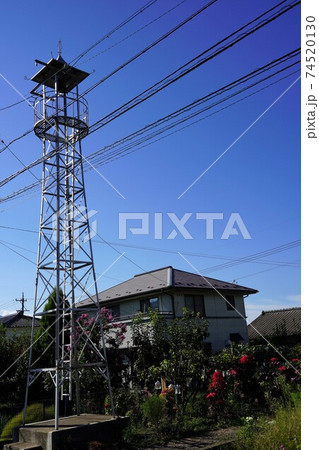 田舎の消防団を招集する火の見櫓の上に設けられた半鐘 田舎の消防団を招集する火の見櫓の上に設けられた半鐘 74520130