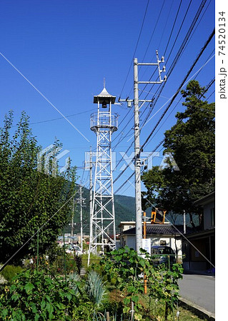田舎の消防団を招集する火の見櫓の上に設けられた半鐘 田舎の消防団を招集する火の見櫓の上に設けられた半鐘 74520134