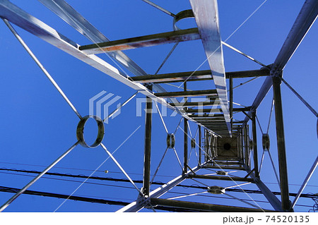 田舎の消防団を招集する火の見櫓の上に設けられた半鐘 田舎の消防団を招集する火の見櫓の上に設けられた半鐘 74520135