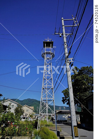 田舎の消防団を招集する火の見櫓の上に設けられた半鐘 田舎の消防団を招集する火の見櫓の上に設けられた半鐘 74520136