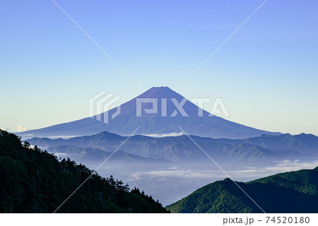 御坂山地と富士山のシルエット（夏空） 74520180