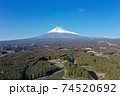 冠雪の富士山と茶畑を上空からドローン撮影 74520692