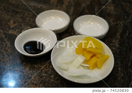 韓国料理屋のジャジャン麺の付け合わせ 74520830