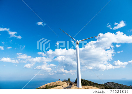 再生エネルギーのイメージ 青空の下回転する風車 風力発電プラント 再生エネルギーのイメージ 青空の下回転する風車 風力発電プラント 74521315