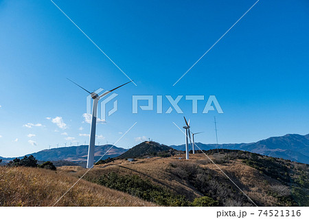 再生エネルギーのイメージ 青空の下回転する風車 風力発電プラント 再生エネルギーのイメージ 青空の下回転する風車 風力発電プラント 74521316