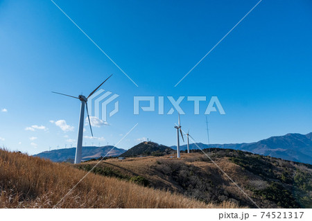 再生エネルギーのイメージ 青空の下回転する風車 風力発電プラント 再生エネルギーのイメージ 青空の下回転する風車 風力発電プラント 74521317
