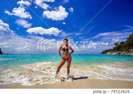 Sexy girl posing in the sunny day at the tropical beach Sexy girl posing in the sunny day at the tropical beach 74522626