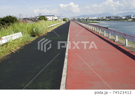 大阪市住之江区の風景 海岸沿いの道がまっすぐです。 大阪市住之江区の風景 海岸沿いの道がまっすぐです。 74523412