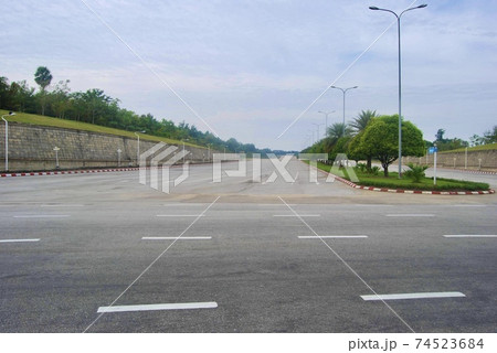 ミャンマーの首都・ネピドーの道路 ミャンマーの首都・ネピドーの道路 74523684