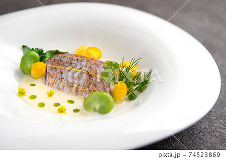 魚（イトヨリ）のポワレ、春野菜とクリームソース 74523869
