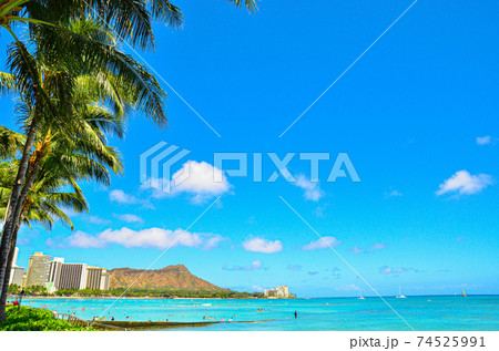 ハワイのダイヤモンドヘッドとワイキキビーチとヤシの木 定番の眺め の写真素材