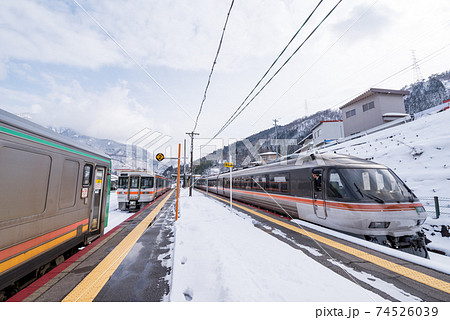 高山本線 猪谷駅で出発を待つ普通列車と特急列車の写真素材