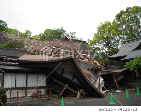 震災後の倒壊した神社 74526723