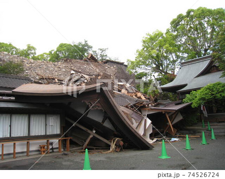 震災後の倒壊した神社 74526724
