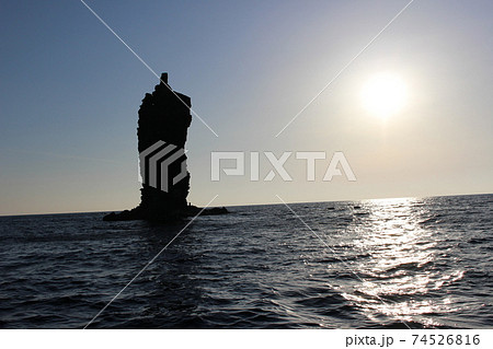 夕日とローソク岩（隠岐の島） 74526816
