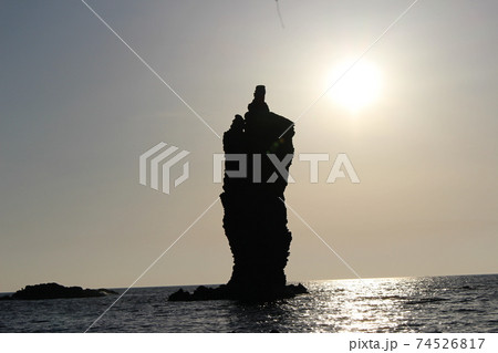夕日とローソク岩(隠岐の島) 夕日とローソク岩(隠岐の島) 74526817