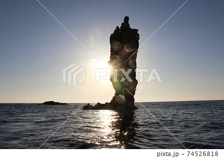 夕日とローソク岩(隠岐の島) 夕日とローソク岩(隠岐の島) 74526818
