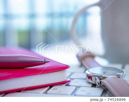 ビジネスイメージ・手帳・キーボード・女性 74526896