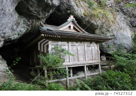 国宝】三徳山 三佛寺（三仏寺）投入堂（奥院・蔵王殿）の写真素材