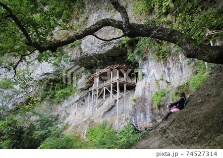 【国宝】三徳山 三佛寺(三仏寺)投入堂(奥院・蔵王殿) 【国宝】三徳山 三佛寺(三仏寺)投入堂(奥院・蔵王殿) 74527314