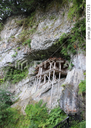【国宝】三徳山 三佛寺(三仏寺)投入堂(奥院・蔵王殿) 【国宝】三徳山 三佛寺(三仏寺)投入堂(奥院・蔵王殿) 74527325