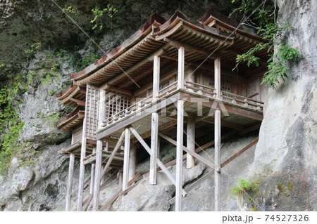 【国宝】三徳山 三佛寺(三仏寺)投入堂(奥院・蔵王殿) 【国宝】三徳山 三佛寺(三仏寺)投入堂(奥院・蔵王殿) 74527326