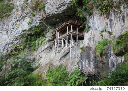 【国宝】三徳山 三佛寺(三仏寺)投入堂(奥院・蔵王殿) 【国宝】三徳山 三佛寺(三仏寺)投入堂(奥院・蔵王殿) 74527330