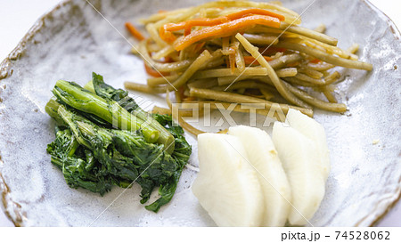 きんぴらごぼう 春菊のお浸 大根のぬか漬け 和 副菜 常備菜 和食 食物繊維 発酵食品 健康食 腸活の写真素材