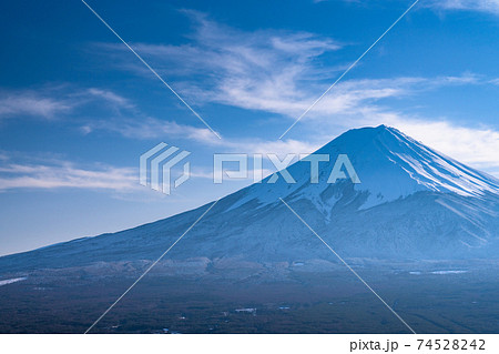《山梨県》富士山と積雪の街並み・天上山公園の眺め 《山梨県》富士山と積雪の街並み・天上山公園の眺め 74528242