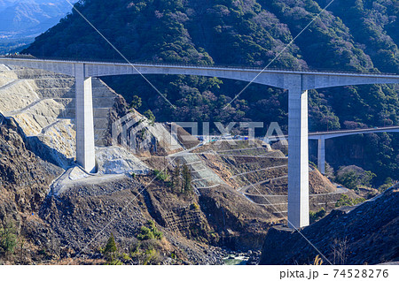 新阿蘇大橋　「復興の架け橋」美しい晴天空に撮影　2021年2月撮影　日本　熊本県南阿蘇 74528276