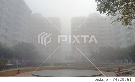 霧のアパートメントの朝 74529561