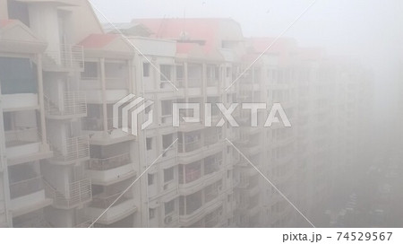 幻想的な霧の中のアパートメント 74529567