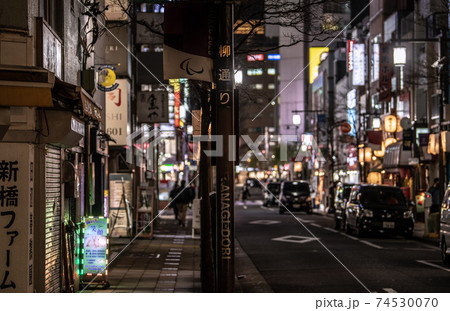 日本の東京都市景観 コロナ禍の東京・新橋。緊急事態宣言下の柳通りは…＝2021年2月14日 74530070
