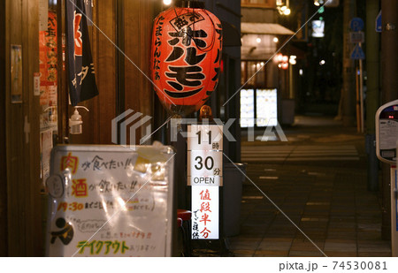 日本の東京都市景観 コロナ禍の東京・新橋。緊急事態宣言下の柳通りは…＝2021年2月14日 74530081