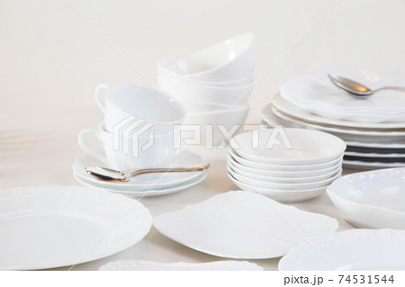 重ねたたくさんの白い食器 74531544