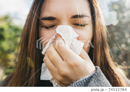 The woman blows her nose The woman blows her nose 74532764