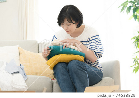 不要品を整理する女性 74533829