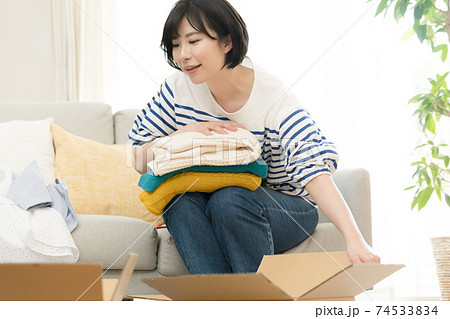不要品を整理する女性 不要品を整理する女性 74533834