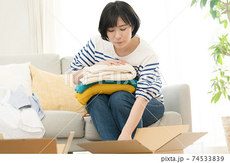 不要品を整理する女性 不要品を整理する女性 74533839